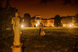 veduta notturno statua